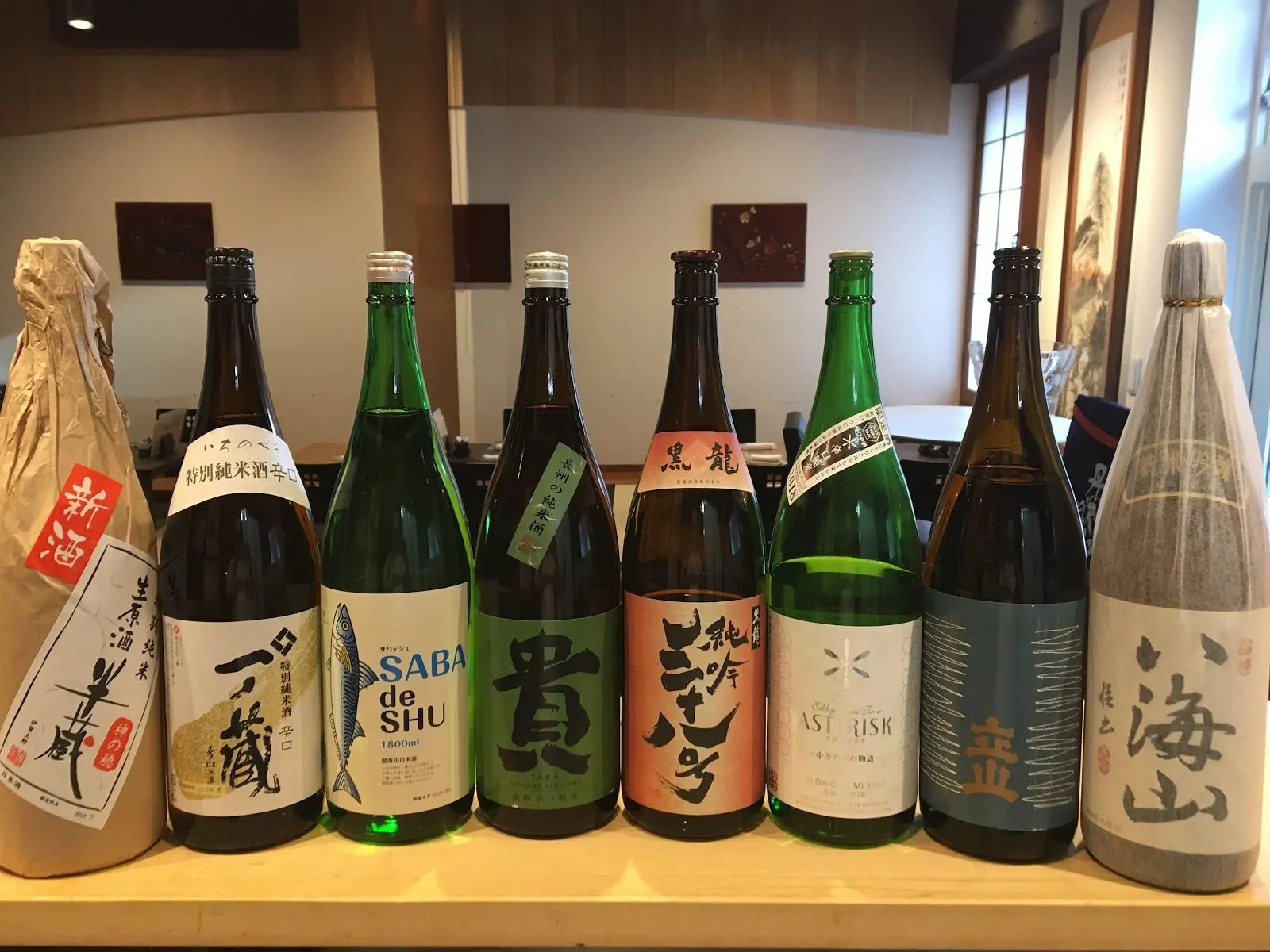 カウンターに並ぶ日本酒の一升瓶