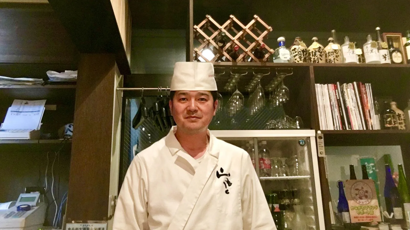 店内に立つ大将